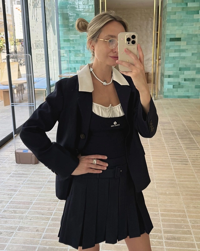 Belt-embellished pleated skirt (navy)